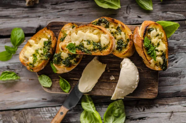 新鮮なモッツァレラチーズ フード写真 ビンテージ写真のガーリック ハーブ トースト — ストック写真