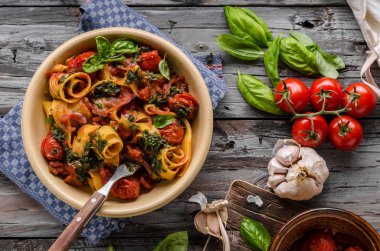 Domates makarna fesleğen ahşap vintage kurulu, taze otlar ve beyaz peynir