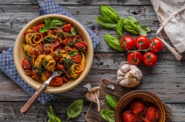 Domates makarna fesleğen ahşap vintage kurulu, taze otlar ve beyaz peynir