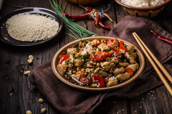 Leziz Yemek Pirinç Taze Kırmızı Biber Chillli Gıda Fotoğrafçılığı — Stok fotoğraf