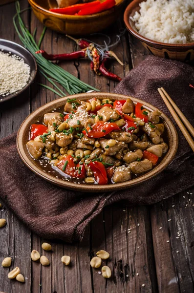 leziz yemek, pirinç, taze kırmızı biber ve chillli, gıda fotoğrafçılığı