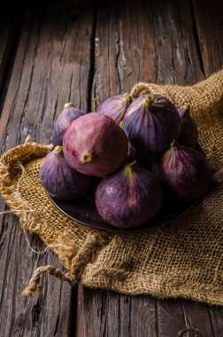 Ahşap masa, lezzetli meyve, gıda fotoğraf üzerinde taze incir