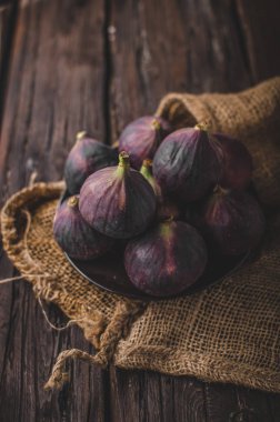 Ahşap masa, lezzetli meyve, gıda fotoğraf üzerinde taze incir