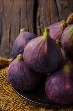 Ahşap masa, lezzetli meyve, gıda fotoğraf üzerinde taze incir