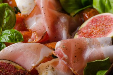 Otlu Salata, taze incir, pişmiş domates, fesleğen ve taze kavrulmuş sarımsak tost ve schwarzwald jambon