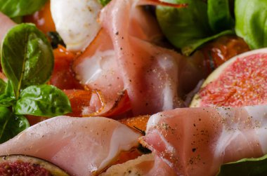 Otlu Salata, taze incir, pişmiş domates, fesleğen ve taze kavrulmuş sarımsak tost ve schwarzwald jambon