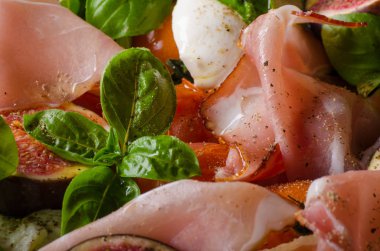 Otlu Salata, taze incir, pişmiş domates, fesleğen ve taze kavrulmuş sarımsak tost ve schwarzwald jambon