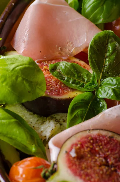 Herby Salade Verse Vijgen Gebakken Tomaten Basilicum Vers Geroosterde Knoflook — Stockfoto