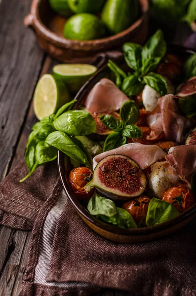 Salada Ervas Figos Frescos Tomates Assados Manjericão Torradas Frescas Alho — Fotografia de Stock