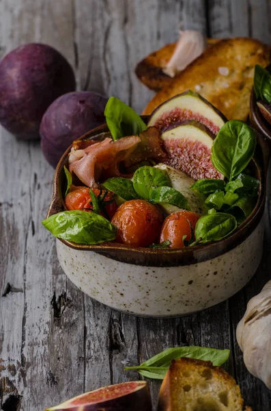 Salada Ervas Figos Frescos Tomates Assados Manjericão Torradas Alho Torradas — Fotografia de Stock