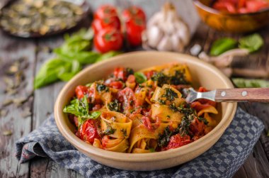 Domates makarna fesleğen ahşap vintage kurulu, taze otlar ve beyaz peynir