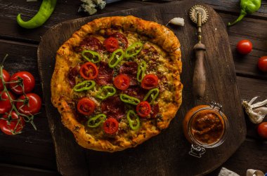 Rustik eski stil vintage pizza, ahşap masa, taze gıda