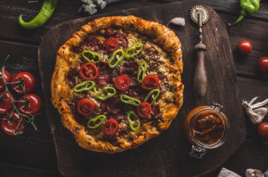 Rustik eski stil vintage pizza, ahşap masa, taze gıda