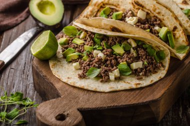 Ev yapımı kıyma tortilla, taze avokado ve mozarella peynir yemek lezzetli yemek basit, taze ingredience