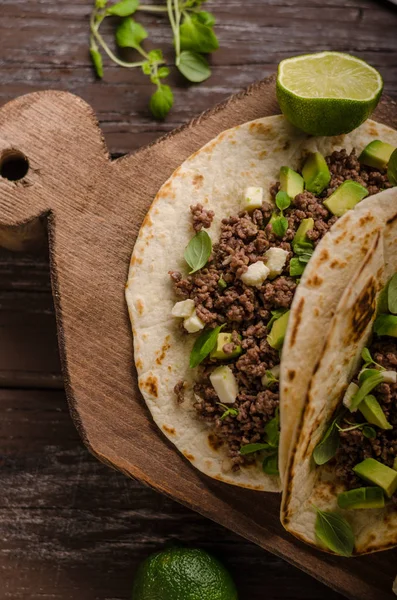 Huisgemaakt Gehakt Rundvlees Tortilla Verse Avocado Mozarella Kaas Delish Voedsel — Stockfoto