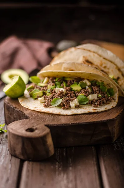 Tortilla Carne Picada Casera Aguacate Fresco Queso Mozarella Delicia Comida —  Fotos de Stock