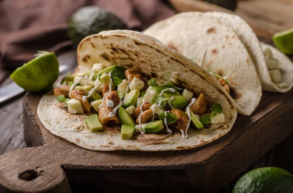 Uda Domu Kurczaka Grilla Świeże Awokado Tortilla Delish Żywności Proste — Zdjęcie stockowe