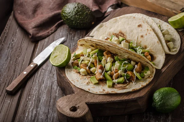 Coxa Frango Caseira Grelhada Abacate Fresco Tortilla Comida Deliciosa Cozinha — Fotografia de Stock