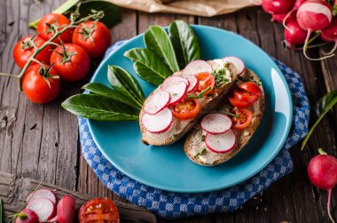 Ev yapımı ekmek taze creame, otlar ve turp, organik gıda