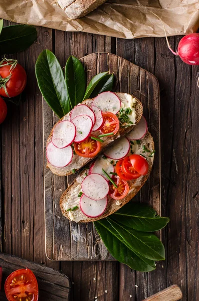 Hausgemachtes Brot Mit Frischer Sahne Kräutern Und Radieschen Bio Lebensmittel — Stockfoto