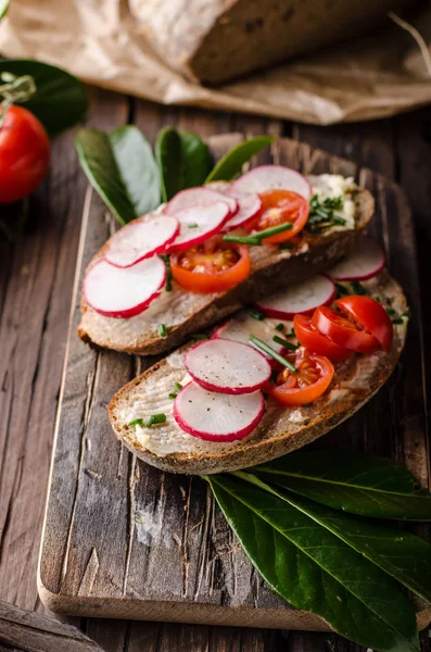 Pane Fatto Casa Con Panna Fresca Erbe Ravanelli Cibo Biologico — Foto Stock