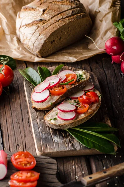 Pão Caseiro Com Creme Fresco Ervas Rabanetes Alimentos Orgânicos — Fotografia de Stock