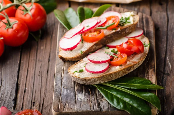 Pane Fatto Casa Con Panna Fresca Erbe Ravanelli Cibo Biologico — Foto Stock