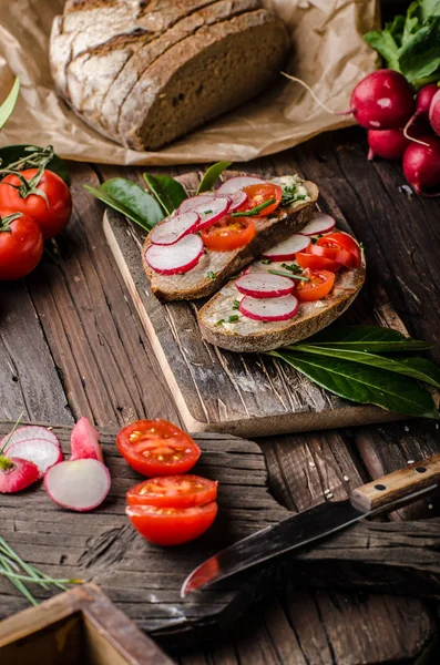 Zelfgebakken Brood Met Verse Creame Kruiden Radijs Biologisch Voedsel — Stockfoto