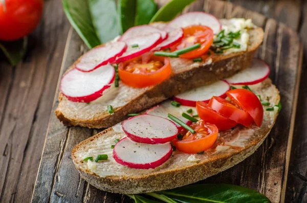 Pan Casero Con Crema Fresca Hierbas Rábanos Comida Orgánica —  Fotos de Stock