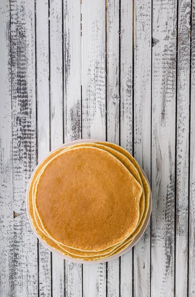 Hausgemachte Crêpes Mit Gefrorenen Beeren Garniertem Zucker Rustikalem Holzbrett Vintage — Stockfoto