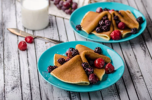 Crêpes Maison Aux Baies Congelées Sucre Surmonté Planche Bois Rustique — Photo