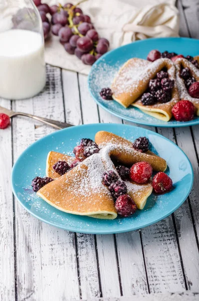 Crêpes Maison Aux Baies Congelées Sucre Surmonté Planche Bois Rustique — Photo