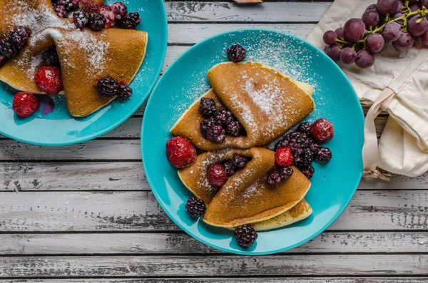 Crepes Caseros Con Bayas Congeladas Azúcar Rematada Tabla Madera Rústica —  Fotos de Stock