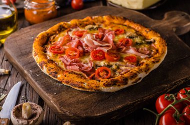 Rustik eski stil vintage pizza, ahşap masa, taze gıda