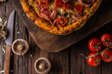 Rustik eski stil vintage pizza, ahşap masa, taze gıda