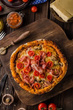 Rustik eski stil vintage pizza, ahşap masa, taze gıda