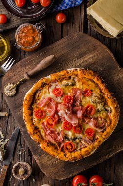 Rustik eski stil vintage pizza, ahşap masa, taze gıda