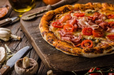 Rustik eski stil vintage pizza, ahşap masa, taze gıda