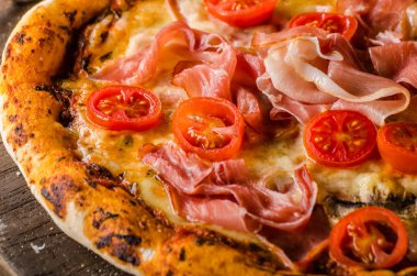 Rustik eski stil vintage pizza, ahşap masa, taze gıda