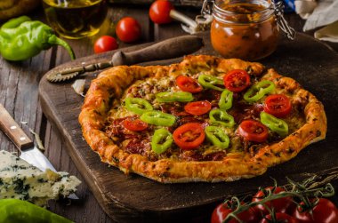 Rustik eski stil vintage pizza, ahşap masa, taze gıda