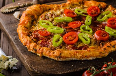 Rustik eski stil vintage pizza, ahşap masa, taze gıda