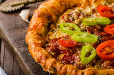 Rustik eski stil vintage pizza, ahşap masa, taze gıda