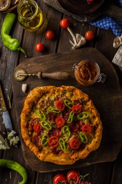 Rustik eski stil vintage pizza, ahşap masa, taze gıda
