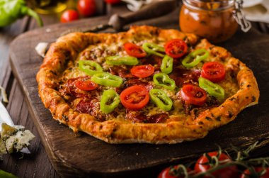 Rustik eski stil vintage pizza, ahşap masa, taze gıda