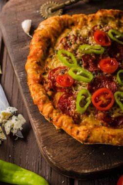 Rustik eski stil vintage pizza, ahşap masa, taze gıda