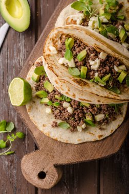 Ev yapımı kıyma tortilla, taze avokado ve mozarella peynir yemek lezzetli yemek basit, taze ingredience