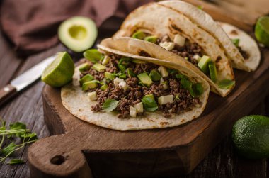 Ev yapımı kıyma tortilla, taze avokado ve mozarella peynir yemek lezzetli yemek basit, taze ingredience