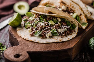Ev yapımı kıyma tortilla, taze avokado ve mozarella peynir yemek lezzetli yemek basit, taze ingredience