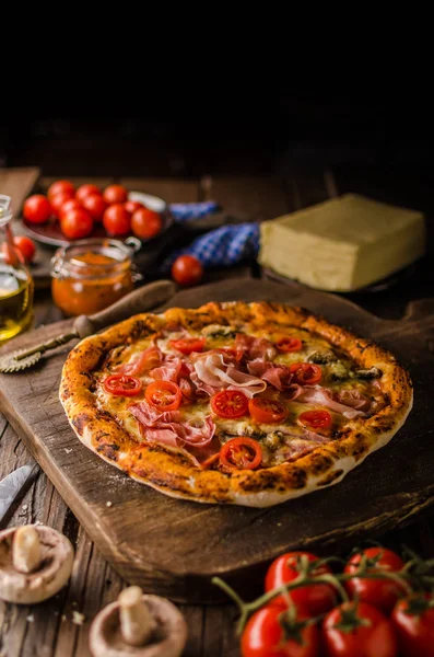 Rustikale Vintage Pizza Holzbrett Frische Lebensmittel — Stockfoto