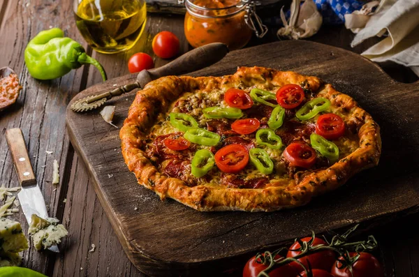 Rustikale Vintage Pizza Holzbrett Frische Lebensmittel — Stockfoto